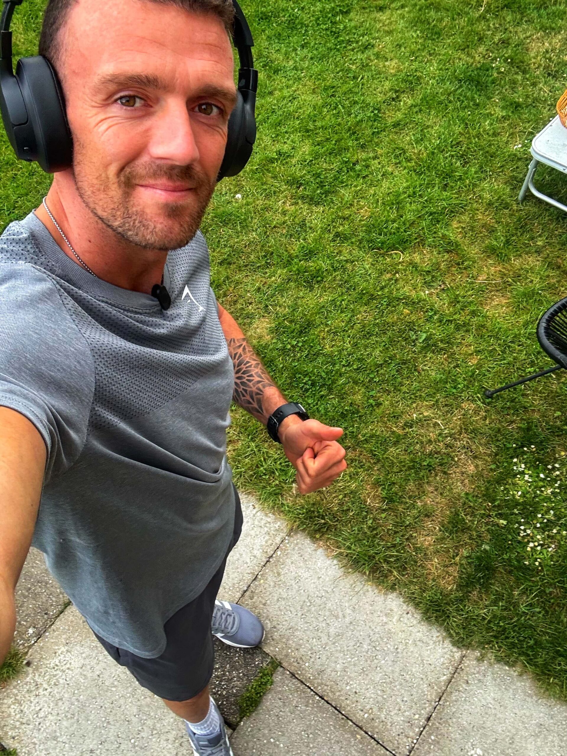 Fit by Yoeri | Personal training Foto van Yoeri, voor het sporten met koptelefoon op om te gaan hardlopen